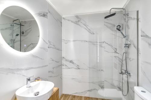 La salle de bains est pourvue d'une douche, d'un lavabo et d'un miroir. dans l'établissement Arachova's Experience M2, à Arachova
