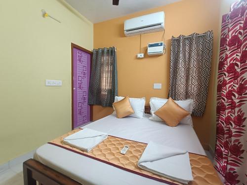 Un dormitorio con una cama grande con avertisementatronatronatronststration en Trendz service apartments, en Chennai