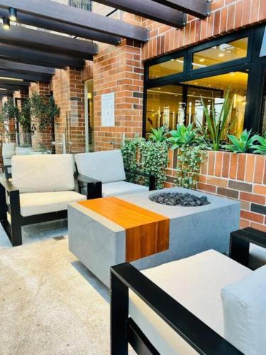 a patio with couches and tables in a building at Apartamento 3 Habitaciones, Edificio Airali, Zona 10, Avellino in Guatemala