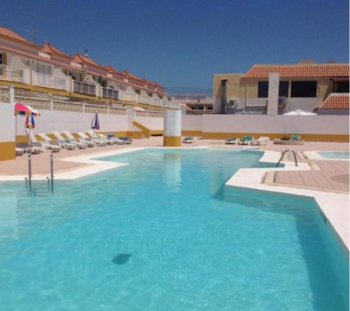una gran piscina con agua azul en un hotel en Casa Kiko Sol, en Caleta de Fuste