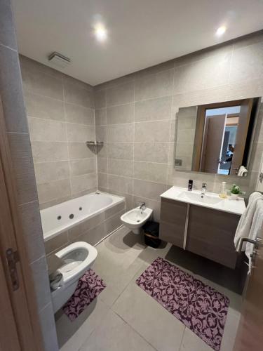 ein Badezimmer mit einem WC, einem Waschbecken und einer Badewanne in der Unterkunft Prestigia murcia 4 in Rabat