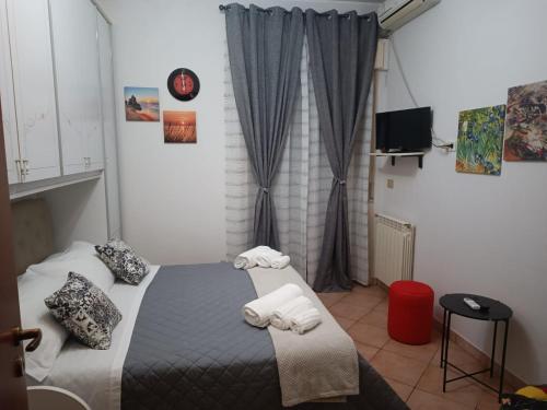 a bedroom with a bed with towels on it at Il Melograno in Gaggi