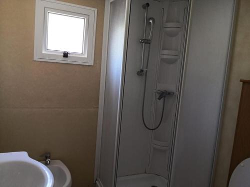 uma casa de banho com um chuveiro, um WC e um lavatório. em Il Bungalow em Follonica