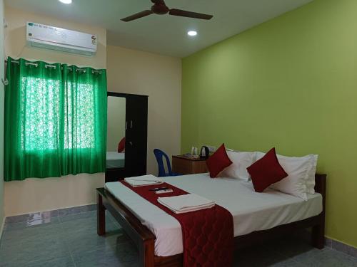 um quarto com uma cama com uma cortina verde em Trendz service apartments em Chennai