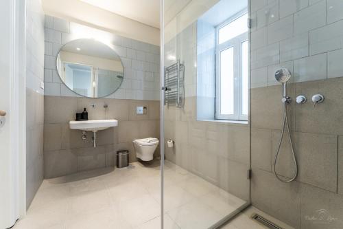 een badkamer met een douche, een toilet en een wastafel bij Nomad's Family - 3BDR Charming Hideout Porto in Porto