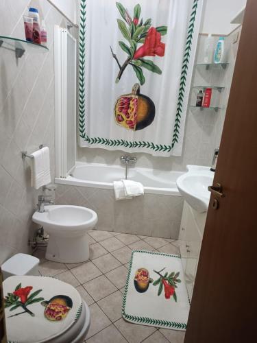 a bathroom with a toilet and a shower curtain at Il Melograno in Gaggi
