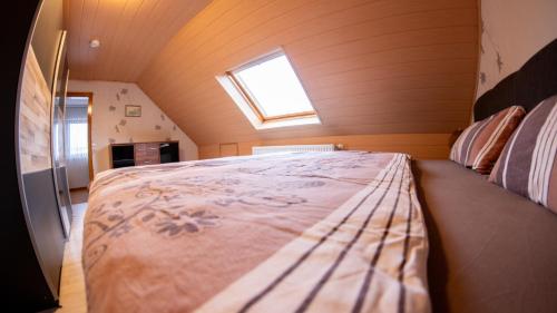 Postel nebo postele na pokoji v ubytování may-homestay-saar