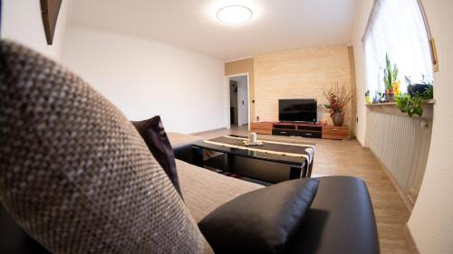 TV a/nebo společenská místnost v ubytování may-homestay-saar