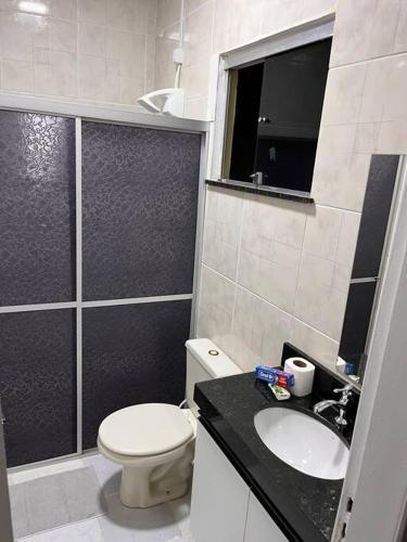 małą łazienkę z toaletą i umywalką w obiekcie Confortável APTO em Boa Vista. w mieście Boa Vista