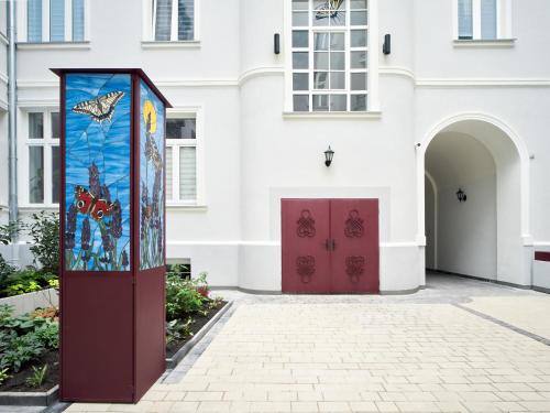 a building with a mural on the side of it at Apartament 9 by Hidden Garden in Łódź