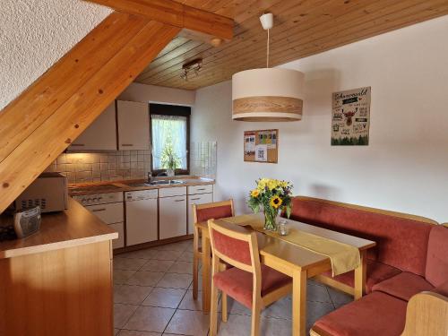 eine Küche und ein Esszimmer mit einem Tisch und Stühlen in der Unterkunft Haus Bachmatt in Sasbachwalden