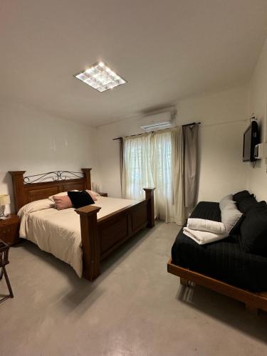 1 dormitorio con 2 camas y ventana en Departamento Céntrico Mendoza - con opcion de cochera- en Mendoza