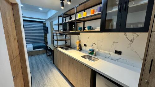una cocina con 2 lavabos y una barra en Living para 2 personas, Apartaestudio - Santa Bárbara, Bogotá en Bogotá