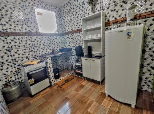 cocina con nevera blanca en una habitación en Casinha do Beco 01, en Lençóis