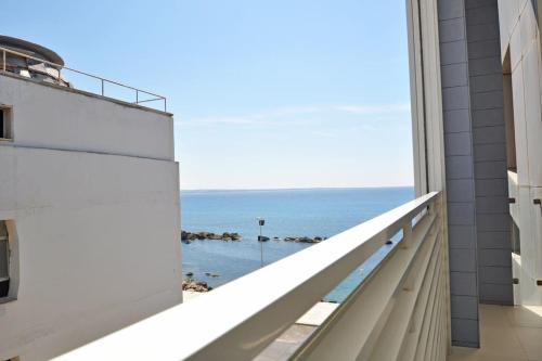 um quarto com vista para o oceano em Suite Gallipoli con vista mare da 4 posti e wifi em Gallipoli