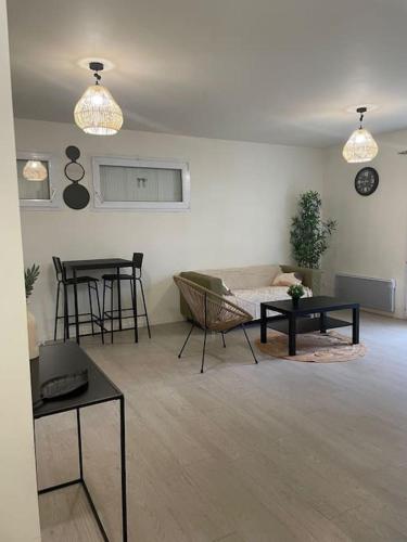 un salon avec un canapé et une table dans l'établissement Appartement 60m2 RDC, à Vannes
