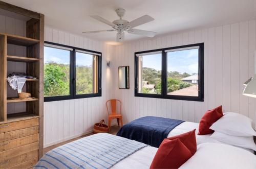 une chambre avec deux lits et deux fenêtres dans l'établissement 106 Beach House, à Soorts-Hossegor