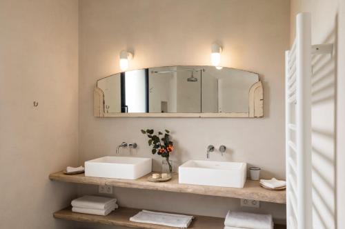 une salle de bain avec deux lavabos et un miroir dans l'établissement 106 Beach House, à Soorts-Hossegor