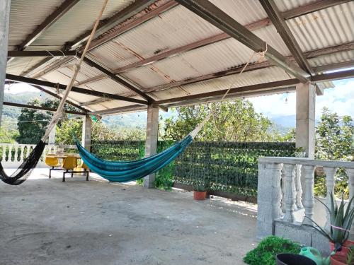 a hammock hanging from a roof in a patio at Hostal Buena Esperanza El Copé de La Pintada in El Copé