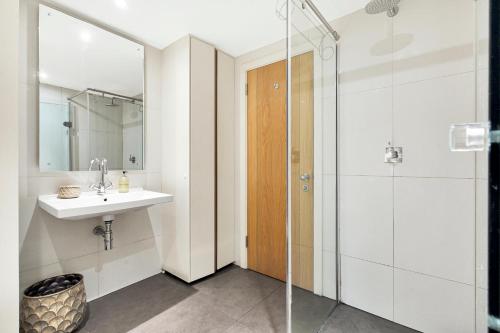 y baño con lavabo y ducha. en 3 bdrm Notting Hill Mews house - 2 balconies en Londres