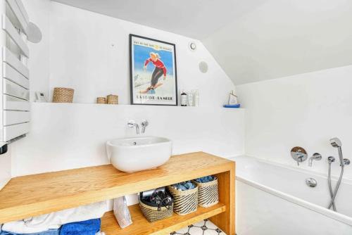bagno con lavandino e vasca di Stairway to Heaven a Caluire-et-Cuire