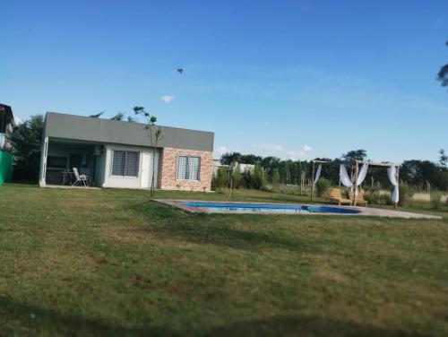 uma casa com piscina num quintal em Quintas La escondida em Chivilcoy