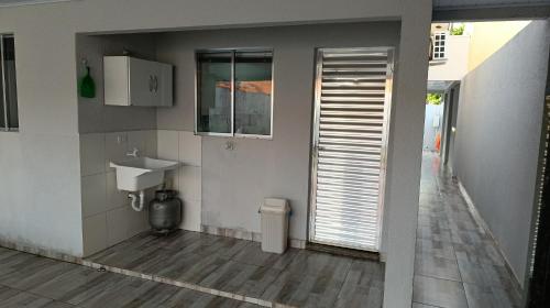 uma pequena casa de banho com um lavatório e um espelho em Casa aconchego da Camila em Foz do Iguaçu