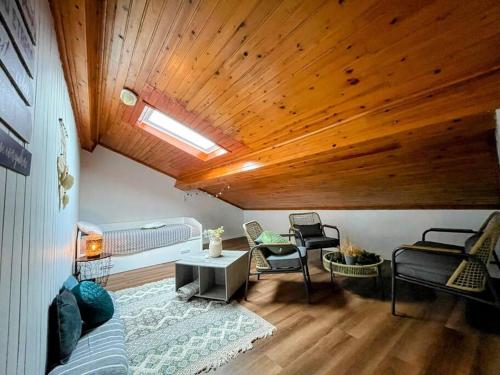 ein Wohnzimmer mit einem Sofa und einer Holzdecke in der Unterkunft OCEAN VIEW House (airport&city) in Ponta Delgada