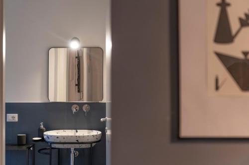 een badkamer met een wastafel en een spiegel bij Milano city life in Milaan