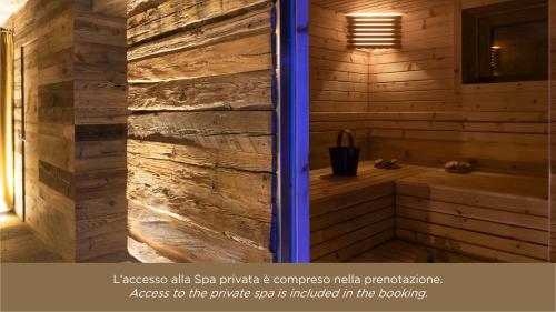 Cassina ValsassinaにあるMaso Zambo Resort - Adults only -2 Rooms, Spa & Restaurant sopra il lago di Comoの木製の壁のサウナ付きのバスルーム