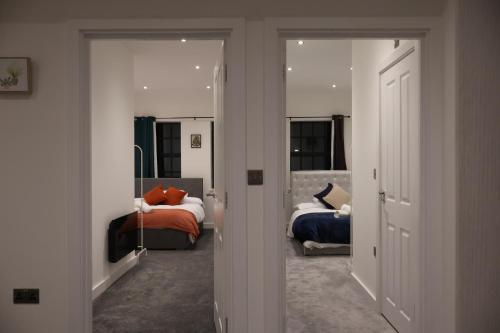 เตียงในห้องที่ Modern home in Birmingham