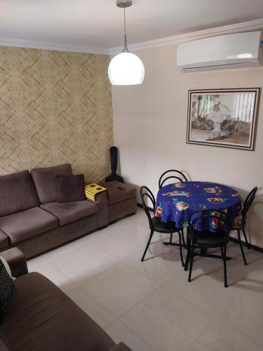 - un salon avec un canapé et une table dans l'établissement Casa com Piscina, à Serra