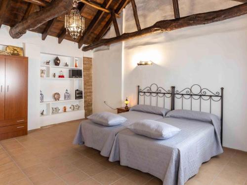 Béznar的住宿－Casa Matias，一间卧室配有两张带枕头的床