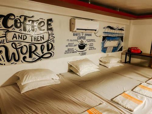 Ein Bett oder Betten in einem Zimmer der Unterkunft TheBistroHouse - Loft Unit