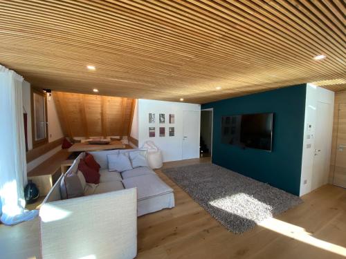Una televisión o centro de entretenimiento en Luxury Chalet in the Tarvisio mountains