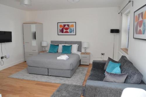 sala de estar con cama y sofá en Newly Refurbished Studio Flat, en Brighton & Hove