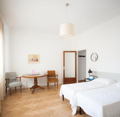 - une chambre avec deux lits, une table et une table dans l'établissement Vintage Apartment Venetian Mood, à Mestre