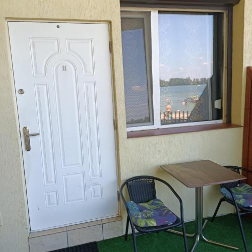 Balkón nebo terasa v ubytování Vanilla Pokoje i Apartamenty Nad Brzegiem Jeziora