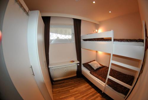 a room with two bunk beds and a window at Tannenburg 208 - App Strandoase in Grömitz