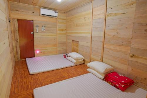 Ένα ή περισσότερα κρεβάτια σε δωμάτιο στο Homstay Hưng Yên - Long Cốc