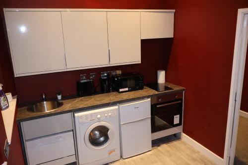 Küche/Küchenzeile in der Unterkunft Modern apartment in Birmingham