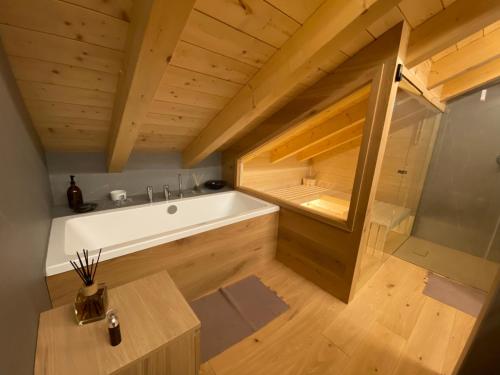 Un baño de Luxury Chalet in the Tarvisio mountains
