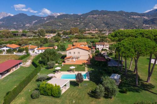 uma vista aérea de uma casa com piscina em La Campagnola em Pietrasanta