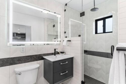 ein weißes Bad mit einem WC und einem Waschbecken in der Unterkunft Midtown Marvel: Trendy Studio in the Heart of Reno in Reno