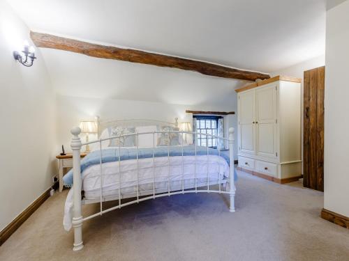 a bedroom with a white bed in a room at 2 Bed in Longnor 78661 in Longnor