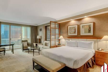 1 dormitorio con 1 cama grande y sala de estar en MGM Signature-15-717 F1 Track & Strip View Balcony, en Las Vegas