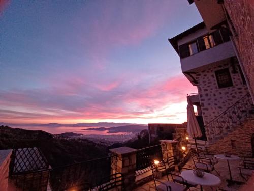 - un balcon offrant une vue sur le coucher du soleil dans l'établissement Archontiko Anemos, à Makrinitsa