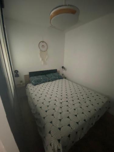 sypialnia z łóżkiem w białym pokoju w obiekcie Le Bastidon des Alpilles w mieście Saint-Étienne-du-Grès
