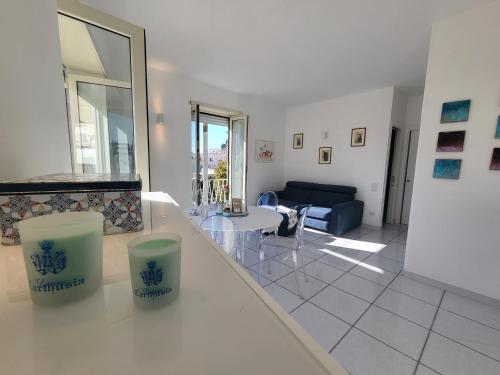 uma cozinha e sala de estar com um sofá e uma mesa em Regina di Capri - Casa Sole em Capri