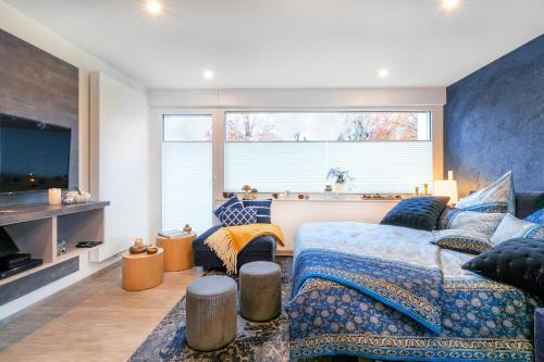ein Schlafzimmer mit einem Bett und einem großen Fenster in der Unterkunft Kobaltblau in Höhr-Grenzhausen